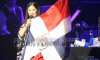 Ana Gabriel Muestra la bandera DOMINICANA