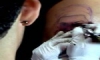 VIDEO – El Kable “Dj del Mayor” se hace su propia cara con el tatuador de los famosos Erasmo Tattoo